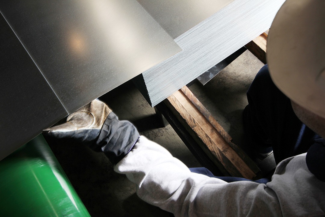 worker working in metal cutting
